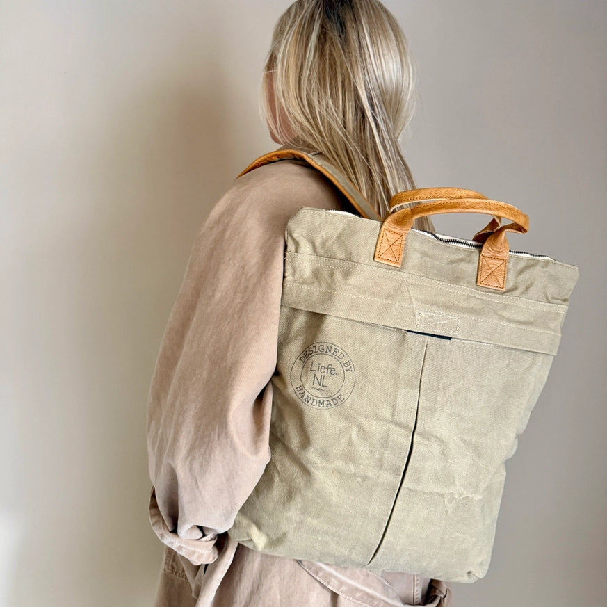 Recycelter Canvas Rucksack mit Leder details | Nachhaltige Tragetasche Eco Friendly | Großer Rucksack Unisex Upcycling | Liefe NL
