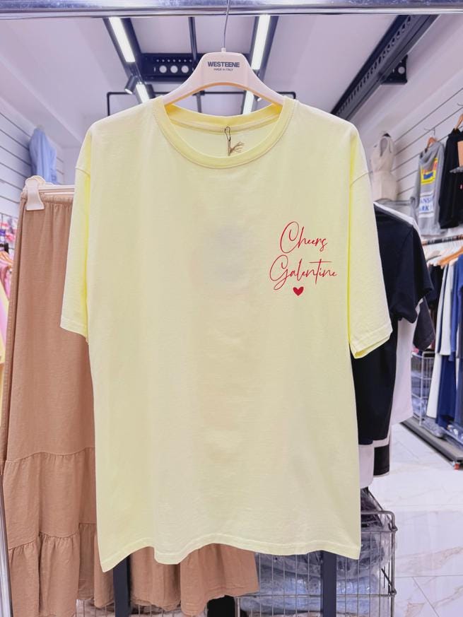 Galentine's Day Shirt Damen,Cheers Galentine T-Shirt Gelb,Oversized Curvy Fit Sommer T-Shirt,Cocktail Print Hinten,100% Baumwolle,Italien